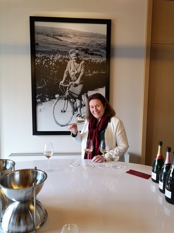 image contient regine le coz qui déguste du champagne bollinger elle est oenologue conseil